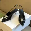 Silver av toppkvalitet Silver Buckle Leather Silk Pointy tår Slingback Sandaler Pumpar Hälkatt Kattunge klackar klädskor stilett klackar lyxiga designer skor middag kontorskor