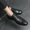 Sıradan ayakkabılar erkek moda iş deri resmi elbise erkekler siyah ofis oxfords dantel-up brogue beyefendi düğün