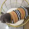 Des rayures de pull tricotées à la mode, jumelées avec des vêtements chauds pour chiens chats à l'automne printemps, petit et moyen schnauzer