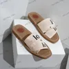 2024 Helt nya kvinnor Woody Slippers Straw Wedge Mules broderade logotypband Sandaler Flat Slides Designer Lady LIWTING Canvas Leather Denim Blue Sandal Size 35--42