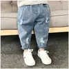 Pojkar casual jeans barn denim rippade jeans barnbyxor småbarn flicka fall kläder 2 3 4 5 år baby harem byxor baggy jeans 240418