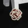 Broches Jade Angel Fashion Design Rosestone Rose Broche Full Crystal Camellia Dames Pin Coat Jewelry