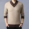 Chandails pour hommes Vêtements V couche en tricot épissé en tricot et pliant lisse masculin beige vieille vente amusante grande taille coréenne 2024 automne plus