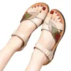 Zzpohe Summer Mother Shoes Flat Sandaler Kvinnor Aged Leather Soft Bottom Blandade färger Sandaler Bekväma gamla skor 210226