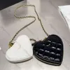 Mini coeur à coeur Zipper Coin Purse Designer Sac brevet cuir noir noir blanc chaîne matelasse charmant sac à main crossbody sac à main portefeuille gold metal matériel 14cm