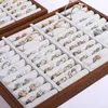 Sachets de bijoux 36 cellules en bois de noyer en bois d'affichage du casseur de plateau de bacs à anneau Bouclier Bracelet Bracelet Organisateur Soft Organizer