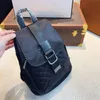 Neue Hot Designer Backpack117 Männer und Frauen Fashion Rucksack Buchbeutel Klassische alte Blumen Kordelclip offen und eng Jacquard Leather Schoolbag Rucksack