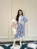 青と白の磁器スタイルドラゴンドレス女性ファッションカジュアルデザイナーレタープリントガールズルーズプリーツスカートを添えたヴィンテージスカイブルーフローラルパターン