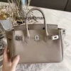 Femmes Luxury Hands sac à main Logo Sac en cuir en cuir Lycoue Grain Top Top Couche CowHide Silver Handbag Advanced Feeling One épaule Bag Messenger Womens Womens