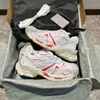 Designer Runner 2.0 Sneaker Paris Vintage 2 Shoes White Beige Red Yellow Mesh and Leather Casual Jogging vandringslöpare tryckt på yttre bakre drag-fliktränare