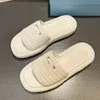 Sommar halm glidsandal kvinnor casual designer sandaler platt plattform glider tofflor klackar glid kik tå rum skjutreglage tofflor virkning gräs vävda klänningsskor