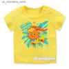 Tシャツ新しいサマースタイルの男の子Tシャツ面白いサンシャインウサギ漫画プリントプリスクールTシャツファッショントレンドチルドレン衣類イエロートップQ240418