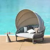 Muebles de campamento sillón de cama de mentiras al aire libre con dosel impermeable y protector solar de villa tejida de ratán redonda de playa