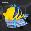 Nettes Cartoon -Tiermodell Großer gelbe aufblasbarer Fischballon mit einer großen Reef -Replik für die Parkdekoration