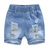 Sommar baby pojkar denim shorts mode hål barn jeans sydkorea stil pojke avslappnad cowboy shorts barn småbarn strandbyxor 240418