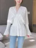 Kvinnors blusar 2024 Spring Bell Sleeve Pleated White Shirt For Women Woman Blus midjekontrollerad bantning V-Neck Mid-Längd