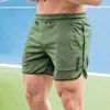 Shorts masculinos secos rápidos fitness de seca rápida com bolsos carta de streetwear impressão na cintura elástica do meio do rise para academia