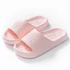 Slippers couple ménage solide 2024 Salle de salle de bain en salle antidérapante Sandales confortables Females avec semelles en caoutchouc