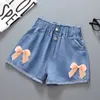 Summer Kids Short Short en denim pour filles Fashion Girl Girl Courte Jeans Jeans Enfants Pantalons Girls Shorts Flower Girls Vêtements 240418