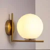 Стеновая лампа пост современный замораживание замороженных стеклянных шариковых светильников бронзовый дизайнер интерьера для спальни гостиной