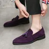 Projekt marki Mężczyzny zamszowe skórzane buty Moccasins Purple Tassel Spiczasty męskie mokasyna Vintage Slipon Casual Social Sukienka 240410