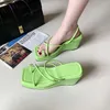 Vestido Sapatos 2024 VERDE VERMELHO Mulheres sandálias Dois vestindo banda estreita ao ar livre senhoras altas lâminas de salto de salto flip flop zapatos mujer