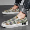 Casual schoenen 2024 Verkoop zomer platte mannen modemerk canvas voor comfort luxe loafers lage top slip op sneakers