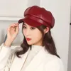 YSBQ BERETS NEW Women PU Leather Berets 모자 모자 검은 빨간 야외 조절 가능한 여성 가을 ​​겨울 캐주얼 레이디 모자 모자 D24418