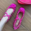 Flache Schuhe 2024 Schuhmädchen Neue Tino -Designer Herbst Nietniete Ballerinas Lady Sommer Fairy Cross Bow Schnalle Ballett Frauenboden flach geschnittene Seide Single 6 km