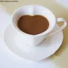 Kupalar Avrupa tarzı seramik süslü kalp şeklinde kahve fincanı ve tabağı seti saf beyaz virgül çayı yaratıcı mutfak eşyaları2720