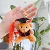 9 cm süßer Plüsch Doktor Hut Teddy Keychain Girls Jungen Bären Schlüsselkette auf Taschen Schmuck Abschlussfeier Schülern Spielzeug Geschenk