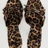 Tallgarna Zr 2024 Europeiska och amerikanska produktfjäder en linje tillbaka tom bogserbåge Bow Decoration Leopard Print High Heel Women Sandals