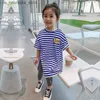 T-shirts 2024 Zomermeisjes Cute Stripe Smile Long T-shirt Baby Childrens T-Shirt Tri Color Q240418