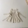Filles robes bébé vêtements filles décontractées 2024 automne coréen rond coul sans manches genoue haute fleur brodée coton lacet princesse