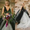 2023 Zwart -witte trouwjurken Bridal Jurk Gothic Beach Country V Neck Lace Applique Sweep Train A Lijn op maat gemaakte plus maat Vestido de novia