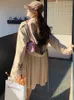 여성 트렌치 코트 BJTZ 카키 컬러 백 디자인 주름 중간 길이 스타일과 우아한 코트 2024 스프링 가을 HL429