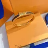 Bracelets de nouveau style Femmes Bangle Designer Letter Bijoux Faux Cuir 18K Gold plaqué en acier inoxydable Femmes Poud-bracelet Cadeaux de mariage accessoires Q1