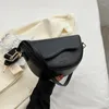 Väska små läder sadel armhålväskor för kvinnor 2024 sommarkedja axel crossbody damer vintage underarm handväskor bolsa