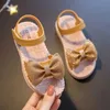 Sandali da 257 g sandali estivi per ragazze inchina non slittamento non slittata morbida versatile scarpe per bambini solide versatili bambini coreani scarpe principessa sandali da spiaggia 240419