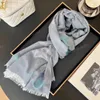 Écharpe Femmes Designer Silk Scarf Summer Luxury Logo coloré Logo Silk Cashmere Tissu haut de gamme Classique LETTRE À QUATRE CLOVER MOTEMENT DU CLOVER