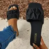 Pantoufles plissées d'été plissées tendance des sandales extérieures plates pour les tongs 2024 coréens design dames chaussures vertes khaki