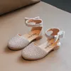 Sandals Girl Princess Shoes Rhinestone Pearl Children حفل زفاف أحذية واحدة الموضة متعددة الاستخدامات الأطفال الحلو النمط الكوري الصنادل 240419