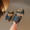 Sandals Girls Sandalen 2024 Zomer Nieuwe kindergeogle open teen strandschoenen zachte bodem geweven klein meisje prinsesschoenen 240419