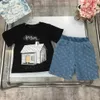 Moda Baby Tracksuits Meninos Terno de mangas curtas Crianças de designer de designer Tamanho 100-160 cm Camiseta padrão da casa e shorts jeans 24April