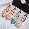 Gratis strumpor Kvinnor Flats Kvinnlig balett Mary Jane Rhinestone Bow-Knot Sandaler Dammode Desigh Sweet Round Toe Shoes 240411