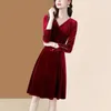 Casual Dresses Fall Velvet Pleated Dress Women Solid Colors V-Neck långärmad kväll Vestidos Korean Fashion Button Kne-Length Party