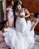 Vita spetsar bröllopsklänningar skräddarsydda sjöjungfru plus storlek blommiga applikationer spaghettiremmar ärmlös 2024 afrikanska brudklänningar