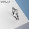 Pierścień Solitaire Damlisa 1CT D Kolor Cushion Cut Moissanite Rame Pierścionki zaręczynowe dla kobiet 925 Srebrna pierścionka ślubna Hurtowa D240419