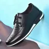 Sapatos casuais 2024 Autumn Bottom Men Men Moda Branca Fashion Business Formal Sneakers Zapatos para hombres