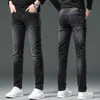 Designer en jeans masculin automne et hiver épais de mode européenne épais jeans haut de gamme, de tendance à petit pied à la mode pour hommes, pantalon long noir, style fzfn